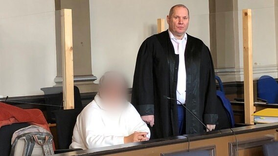 Die Angeklagte Hebamme mit ihrem Verteidiger im Gerichtssaal © NDR Foto: Maren Mommsen
