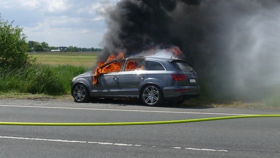 Ein Audi Q7 steht an der B73 und brennt. © Polizei Cuxhaven 