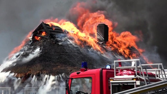Ein Reetdachhaus steht in Bad Zwischenahn (Landkreis Ammerland) in Flammen. © NonstopNews 