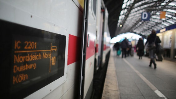 Der IC 2201 aus Norddeich steht auf einem Gleis im Bahnhof. © picture alliance/dpa/Oliver Berg Foto: Oliver Berg