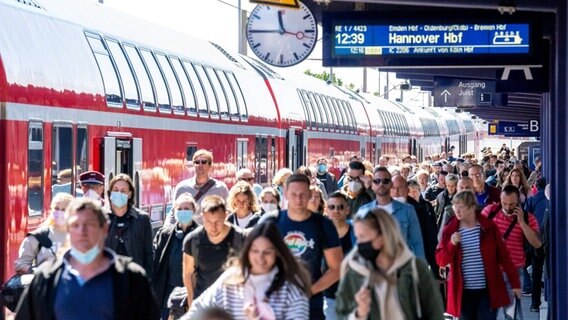 Zahlreiche Reisende kommen am Bahnhof Norddeich Mole an. © picture alliance/dpa/Sina Schuldt Foto: Sina Schuldt