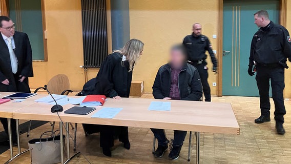 Ein Angeklagter sitzt in einem Gerichtssaal in Verden. © NDR Foto: Maren Momsen