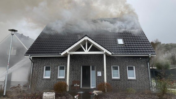 Nach einem Blitzeinschlag steigt Rauch aus einem Wohnhaus auf. © Stadt Papenburg/Feuerwehr 