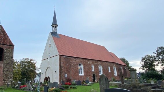 Die St.-Bartholomäus-Kirche in Brake-Golzwarden (Landkreis Wesermarsch) von außen mit weder hergestelltem Dachstuhl. Der Dachstuhl war 2019 bei einem Großbrand zerstört worden. © NDR Foto: Peter Becker