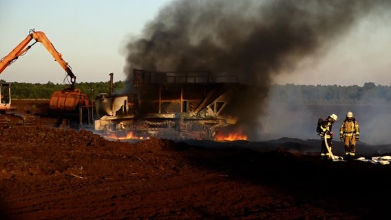 Ein Kettenfahrzeug steht in einem Moorgebiet in Brand. © NonstopNews 