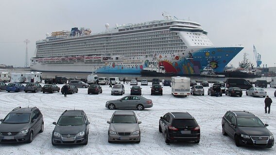 Pkw und Wohnmobile stehen auf einem Parkplatz vor der Meyer Werft in Papenburg. © NDR Foto: Oliver Gressieker