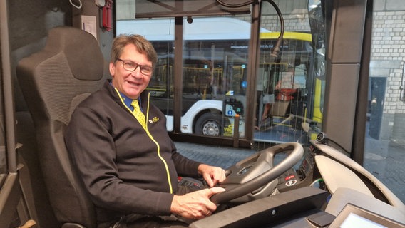 Thomas Kunz sitzt hinter dem Steuer eines Linienbusses und wurde von einer Jury zum Lieblingsbusfahrer 2023 in ganz Deutschland gewählt. © NDR Foto: Maren Bruns