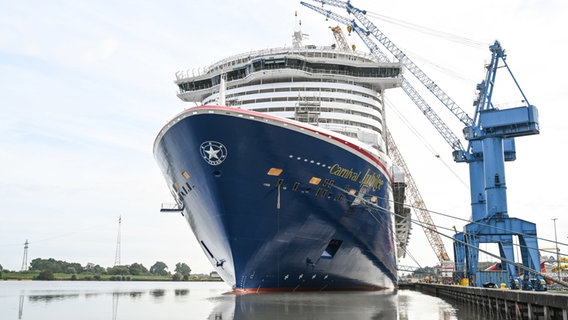 Die "Carnival Jubilee" hat das Baudock verlassen und liegt im Hafen der Meyer-Werft. © Lars Penning/dpa Foto: Lars Penning/dpa