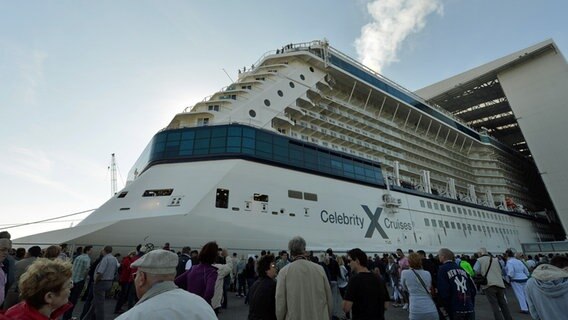 Zuschauer vor dem  Kreuzfahrtschiff "Celebrity Reflection" beim Ausdocken. © dpa-Bildfunk Foto: Carmen Jaspersen