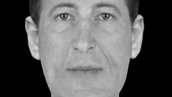 Fotografische Gesichtsrekonstruktion eines unbekannten Mannes, dessen Leichnam 1194 in der Nordsee gefunden wurde © Hew Morrison/Polizeiinspektion Wilhelmshaven/Friesland 