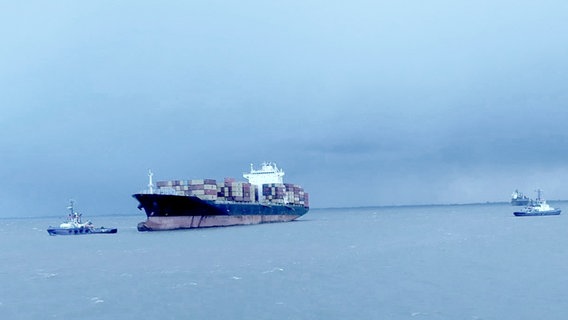 Ein Containerschiff wird von einem Lotsenschiff geschleppt. © Wasserschutzpolizeiinspektion 