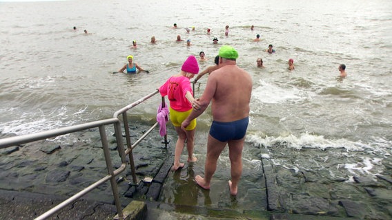 Menschen baden bei einer Aktion gegen Rechtspopulismus in Wilhelmshaven in der Nordsee. © NDR 