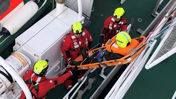 Mitarbeiter der DGzRS üben die Bergung eines Verletzten auf einem Schiff. © NDR Foto: Jutta Przygoda