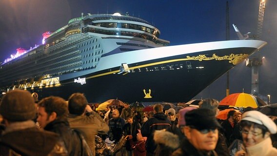 Das bisher größte in Deutschland gebaute Passagierschiff, die "340 Meter lange "Disney Dream", wird bei der Meyer-Werft in Papenburg (Kreis Emsland) ausgedockt. © dpa Bildfunk Foto: Ingo Wagner
