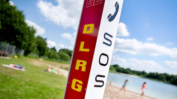 Eine Notrufsäule der DLRG steht am 03. Juli 2021 an einem Badesee in Moormerland im Ortsteil Veenhusen. © picture alliance Foto: Hauke-Christian Dittrich