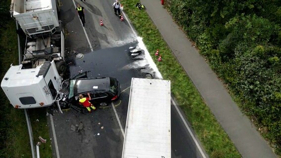 Ein Pkw und ein Lastwagen stehen nach einem Unfall verkeilt in einander auf einer Straße. © NonstopNews 