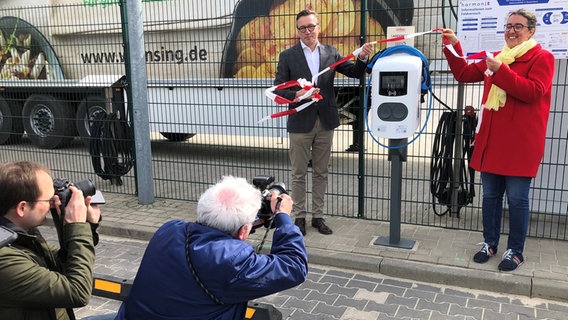 Eine Ladesäule wird in Essen (Oldenburg) vor Pressevertretern in Betrieb genommen. © NDR Foto: Thomas Schwierzi