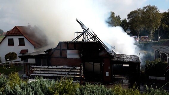 Rauch steigt aus einem brennenden Gebäude. © Nord-West-Media TV 