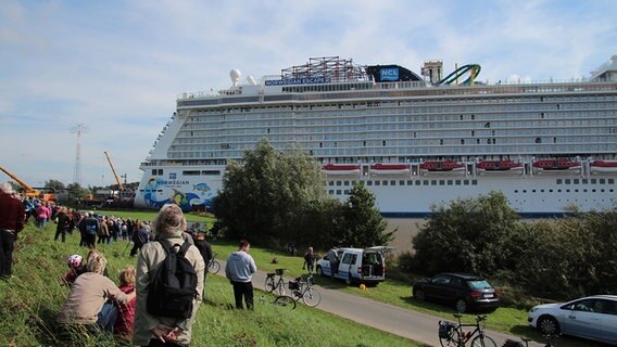 Die "Norwegian Escape" während ihrer Überführung durch die Ems. © NDR Foto: Silke Rudolph