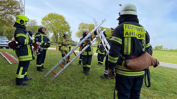 Angehende Feuerwehrleute trainieren mit einer Leiter bei der Grundausbildung. © Kreisfeuerwehr Oldenburg 