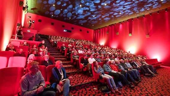 Gäste sitzen bei der Eröffnung des Filmfest Emden-Norderney in einem Kinosaal. © picture alliance/Hauke-Christian Dittrich Foto: Hauke-Christian Dittrich