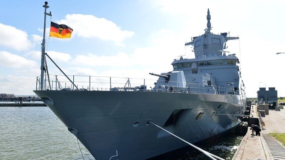 Die Fregatte "Baden-Württemberg" liegt in einem Hafen vor Anker. © dpa - Bildfunk Foto: Carmen Jaspersen