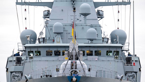 Die Fregatte "Hessen" läuft in Wilhelmshaven aus. © dpa-Bildfunk Foto: Sina Schuldt/dpa