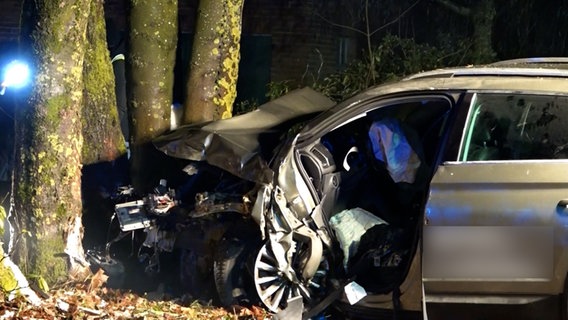 Ein Pkw steht nach einem Unfall mit zerdrückter Front an einem Baum. © Nord-West-Media TV 
