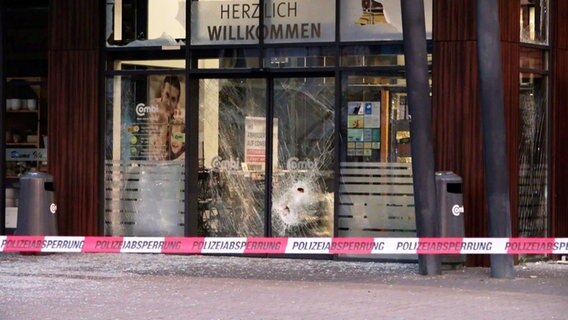Ein Loch in der Scheibe eines Supermarktes in Oldenburg. Im Vorraum wurde ein Geldautomat gesprengt. © TNN 