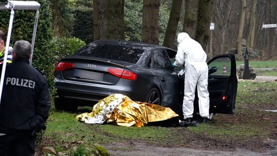 Spurensicherung an einem mutmaßlichen Fluchtfahrzeug in Großenkneten-Ahlhorn. In Oldenburg wurde ein Geldautomat gesprengt. © NonstopNews 