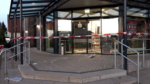 Ein Geldautomat in einer Bankfiliale wurde gesprengt. © Nord-West-Media TV 
