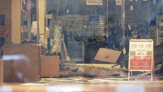 In Oldenburg wurden Geldautomaten gesprengt. Ein Geldautomat ist stark beschädigt. Im Vordergrund: Absperrband der Polizei. © NWM 