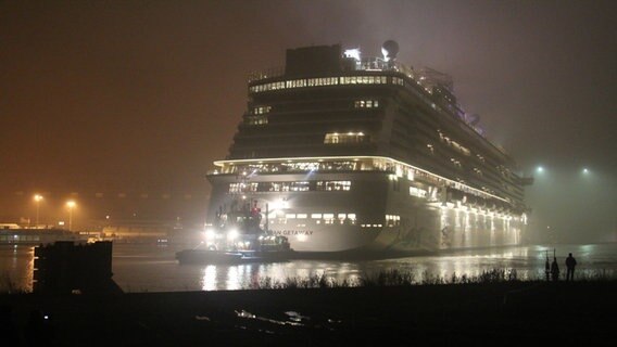 Das Kreuzfahrtschiffs "Norwegian Getaway" ist hell beleuchtet in der Nacht. © NDR Foto: Jessica Becker