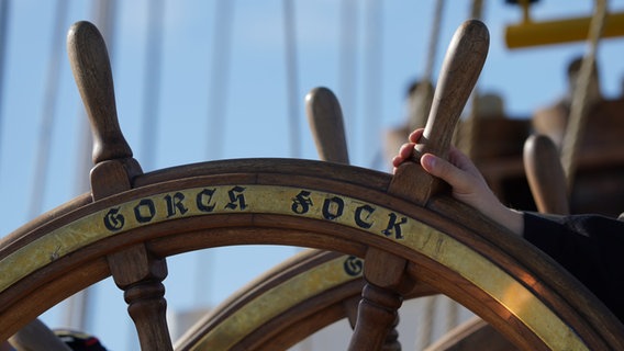"Gorch Fock" steht auf dem Steuerrad auf der Brücke des Segelschulschiffs "Gorch Fock". © picture alliance/dpa Foto: Marcus Brandt