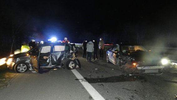 Eine Unfallstelle mit zwei der beteiligten Autos auf der Autobahn. © Polizeiinspektion Cuxhaven 