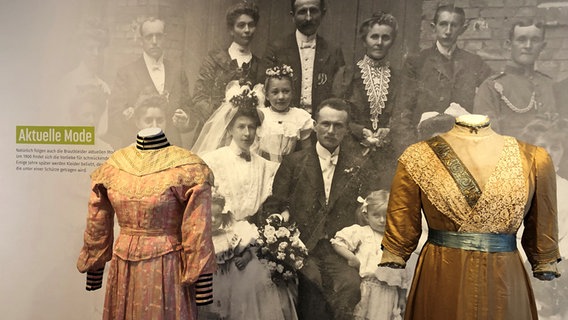 Brautkleider aus dem 19. Jahrhundert © Schlossmuseum Jever 