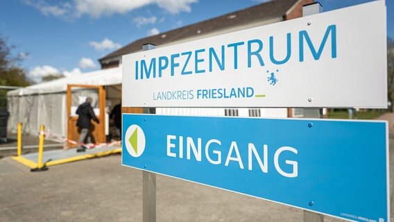 Schild eines Impfzentrums im Landkreis Friesland. © Mohssen Assanimoghaddam/dpa Foto: Mohssen Assanimoghaddam/dpa