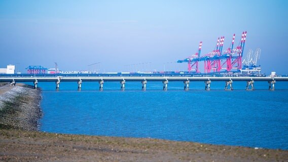 Der Jade-Weser-Port ist hinter einer Baustelle am Deich zu sehen. © picture alliance/dpa | Sina Schuldt Foto: Sina Schuldt