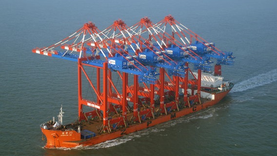 Ein mit Schiffbrücken beladenes Containerschiff fährt über Gewässer. © NDR.de Foto: Olaf Kretschmer