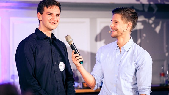 Gewinner David Rutkevich mit Moderator (links) Philip Häusser. © NDR Foto: Thomas Stahlberg