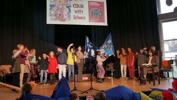 Schüler der katholischen Grundschule Harlingerstraße in Oldenburg eröffnen zusammen mit der Autorin Katja Alves die KIBUM. Schüler der katholischen Grundschule Harlingerstraße in Oldenburg eröffnen zusammen mit der Autorin Katja Alves die KIBUM. © NDR Foto: Helgard Füchsel