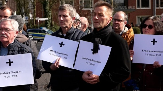 Menschen nehmen an einer Kundgebung der CDU vor dem Frauengefängnis in Vechta teil. © Nord-West-Media TV 