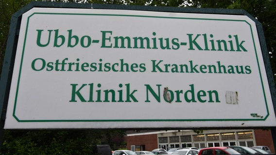 "Ubbo-Emmius-Klinik Ostfriesisches Krankenhaus Klinik Norden" steht am 08.06.2017 in Norden (Niedersachsen) auf einem Schild vor der Einfahrt. © picture alliance / Carmen Jaspersen / dpa 