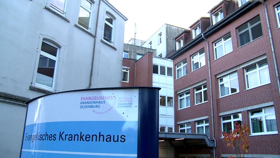 Der Eingang des evangelischen Krankenhauses in Oldenburg. © NDR 