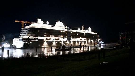 Das Kreuzfahrtschiff "Silver Ray" wird auf der Ems überführt. © NonstopNews 
