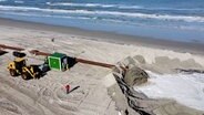An einem Strand wird Sand aufgespült. © NonstopNews 