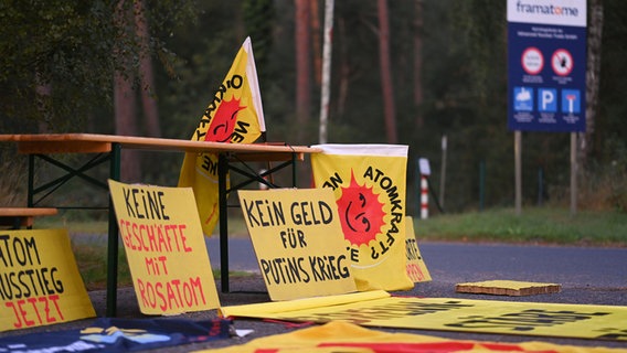 Gelbe Schilder und Fahnen sind mit ihren Aufschriften gegen Atomkraft und den Uran-Import aus Russland gerichtet. © Lars Klemmer/dpa Foto: Lars Klemmer/dpa