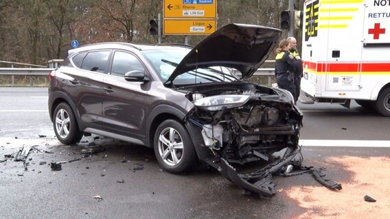 Ein Auto nach einem Unfall auf der B70 bei Lingen. © Nord-West-Media TV 