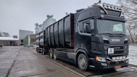 Ein Lkw-Gespann auf einer Waage © Polizeiinspektion Leer/Emden 