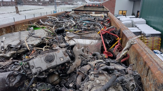 Schrott in einem überladenen Lkw-Anhänger Schrott in einem überladenen Lkw-Anhänger © Polizeiinspektion Leer/Emden
